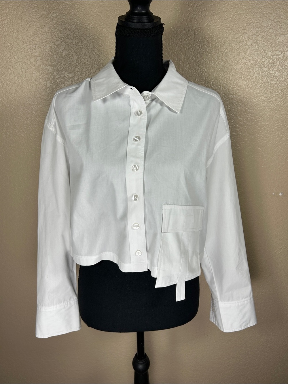Madden Girl White Asymmetrical Crop Button-Down Shirt – Medium